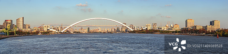 月食初升于卢浦大桥下图片素材