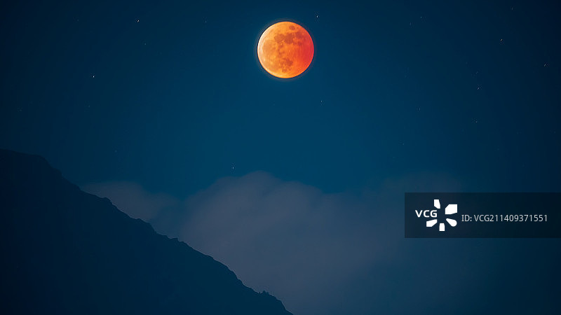 夜晚血月亮对天空的低角度视图图片素材