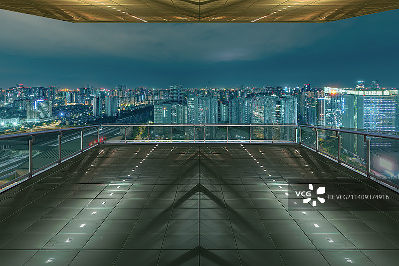 暗调灯光天台眺望成都地标城市天际线图片素材