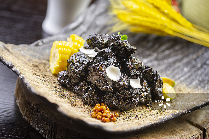 墨鱼汁焗牛腩肉配饰食材玉米金桔沙棘果图片素材