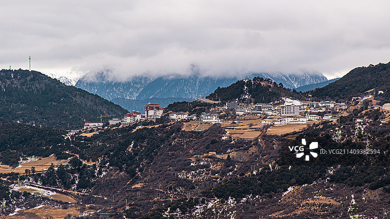 冬季的梅里雪山，浓云笼罩飞来寺图片素材