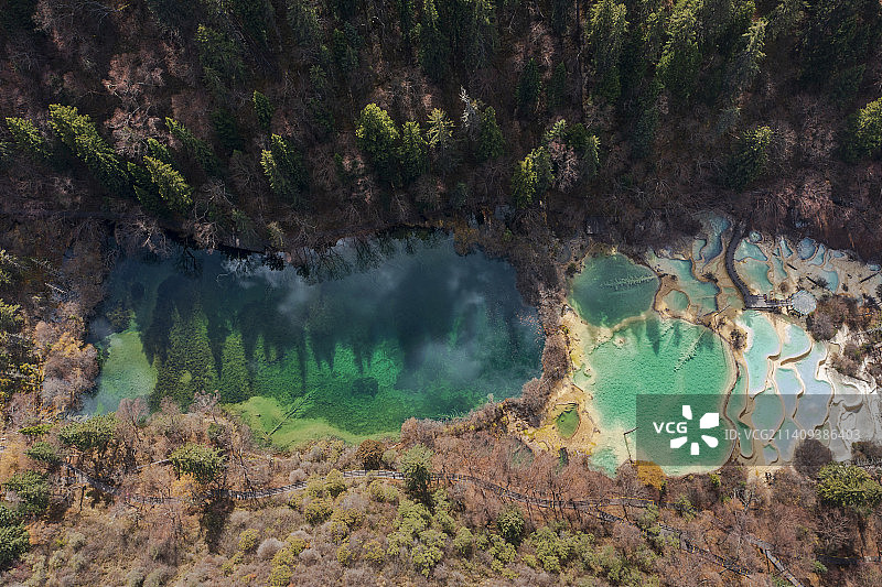 航拍四川阿坝神仙池的绿色海子图片素材