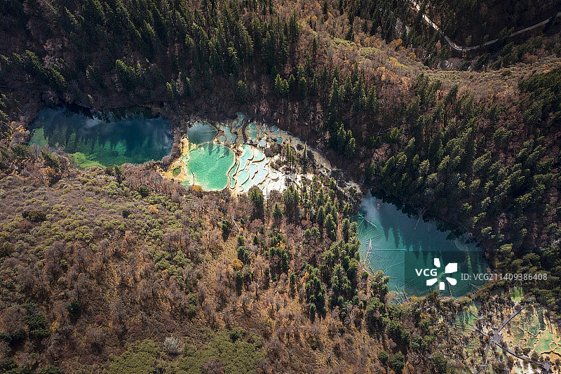 航拍四川阿坝神仙池的绿色海子图片素材