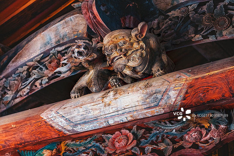 中国传统村落福建省漳州市龙海市龙海区埭美古村民居（闽南古厝燕尾脊）埭美古村祠堂屋顶横梁上的神兽图片素材