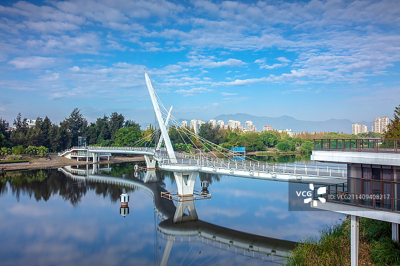 台州黄岩永宁江上的彩虹桥图片素材