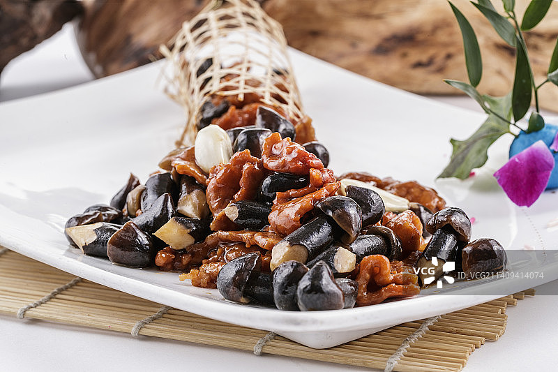 蒜香肉炒黑皮鸡枞菌图片素材
