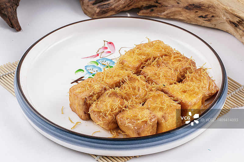 白色瓷盘装的油炸蟹粉日是豆腐图片素材