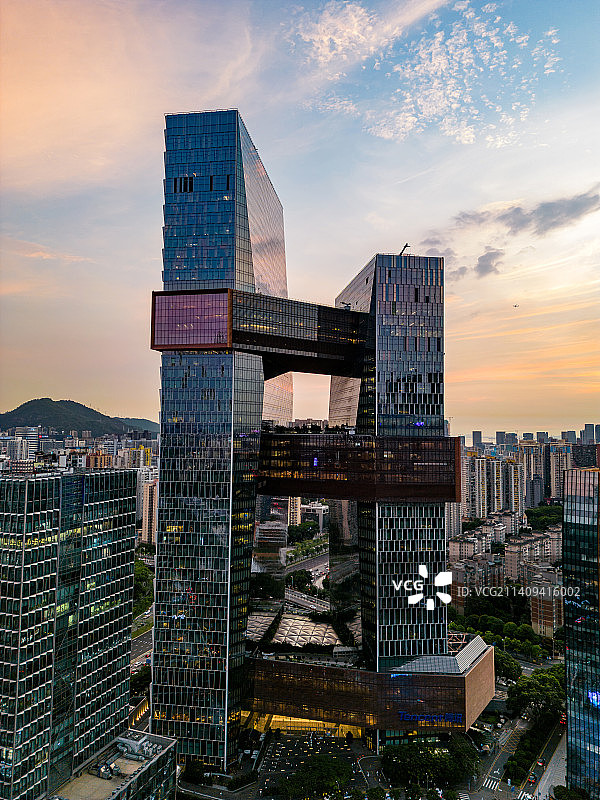 深圳市软件产业基地夜景夕阳红图片素材