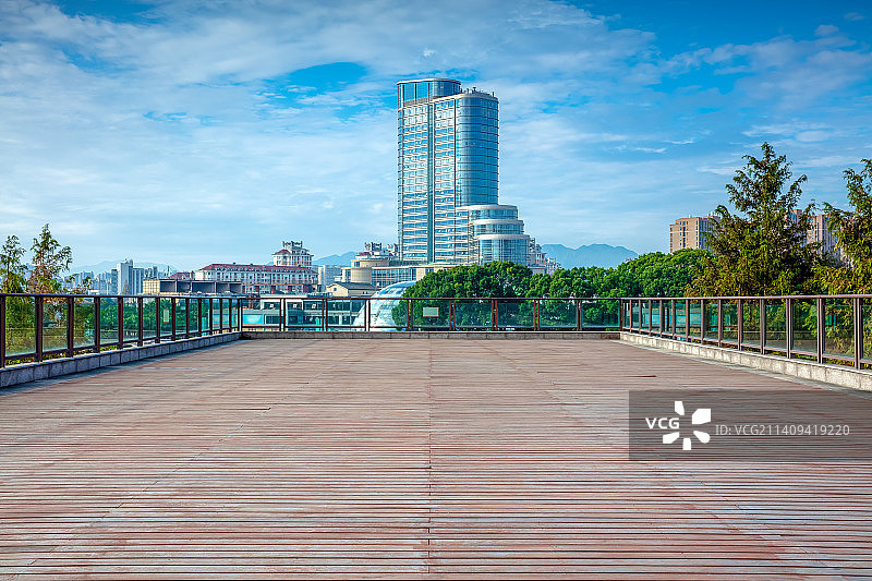 台州黄岩永宁江畔上的木制观光平台图片素材