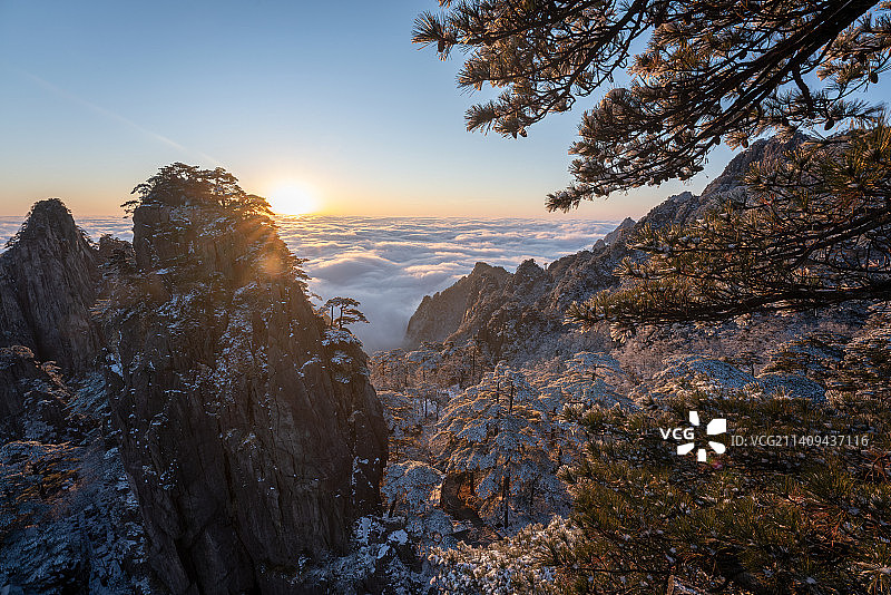 安徽省黄山市黄山风景区始信峰山顶日出云海图片素材