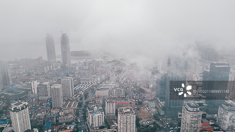 云海中的武汉汉阳区城市风光图片素材