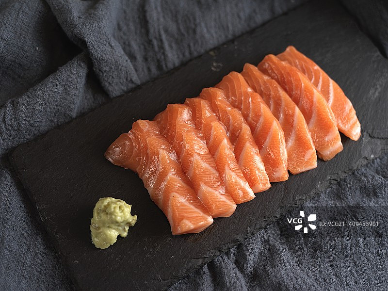 三文鱼刺身配松露酱图片素材