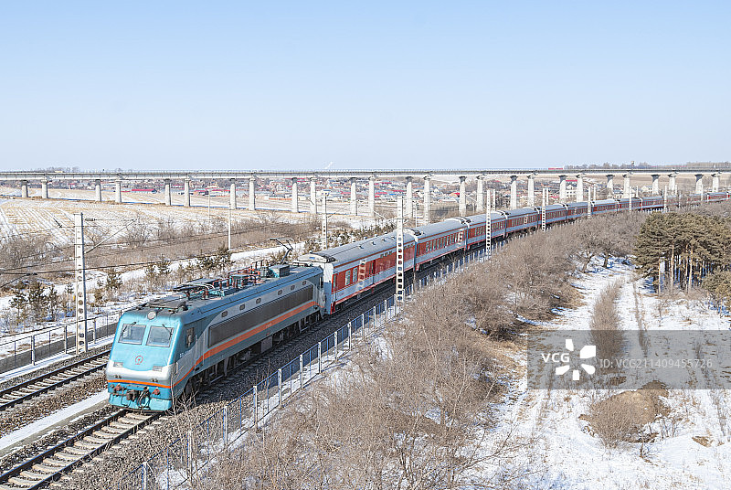 齐齐哈尔-北京K40次通过京哈线王岗疏解线图片素材