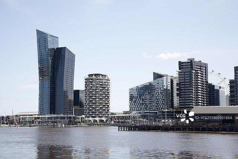 码头区的餐厅、公寓和现代办公楼图片素材