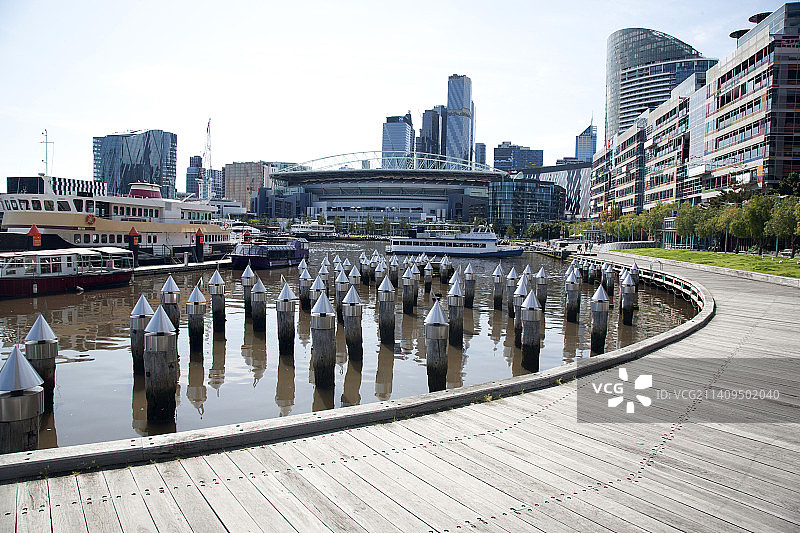 Docklands区维多利亚港长廊旁的旧码头柱子图片素材