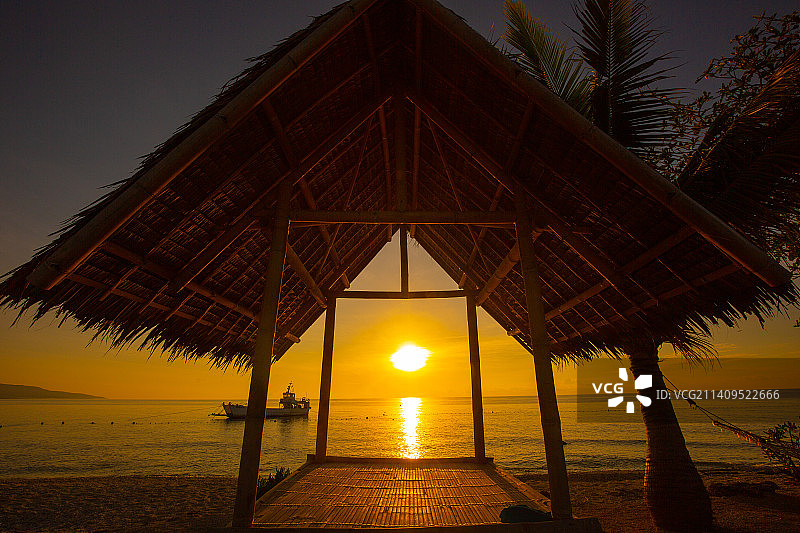 在菲律宾苏米龙岛上的观景草棚看日落图片素材