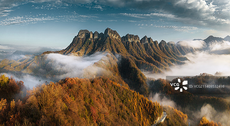 中国四川巴中市南江县贾郭山日出航拍图片素材