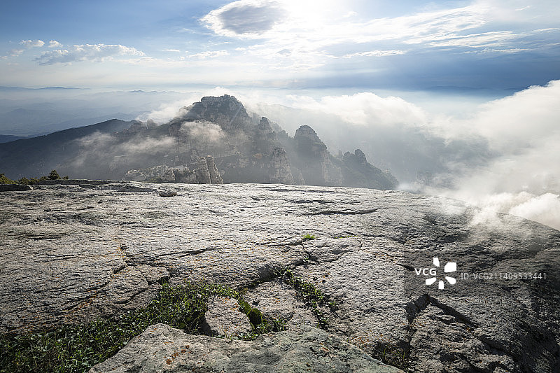 山顶岩石平台与户外自然风景，汽车广告背景图图片素材