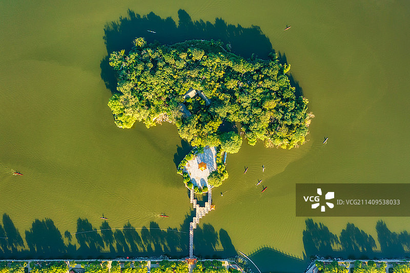 河南省开封市龙亭景区龙亭公园潘家湖湖心岛夏季户外风光航拍正上方视角图片素材