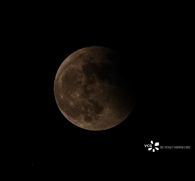 即将结束的月全食图片素材