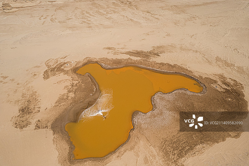 中国西北青海雅丹地貌俄博梁内部硫磺湖图片素材