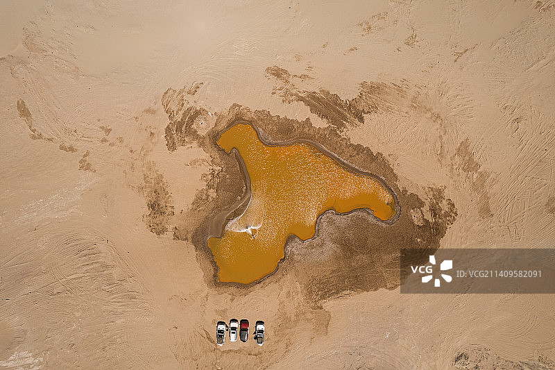 中国西北青海雅丹地貌俄博梁内部硫磺湖图片素材