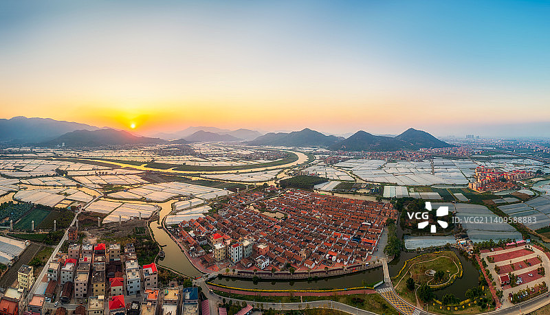 中国传统村落福建省漳州市龙海市龙海区埭美古村民居埭美水乡（闽南周庄）古厝燕尾脊春季黄昏时分户外航拍图片素材
