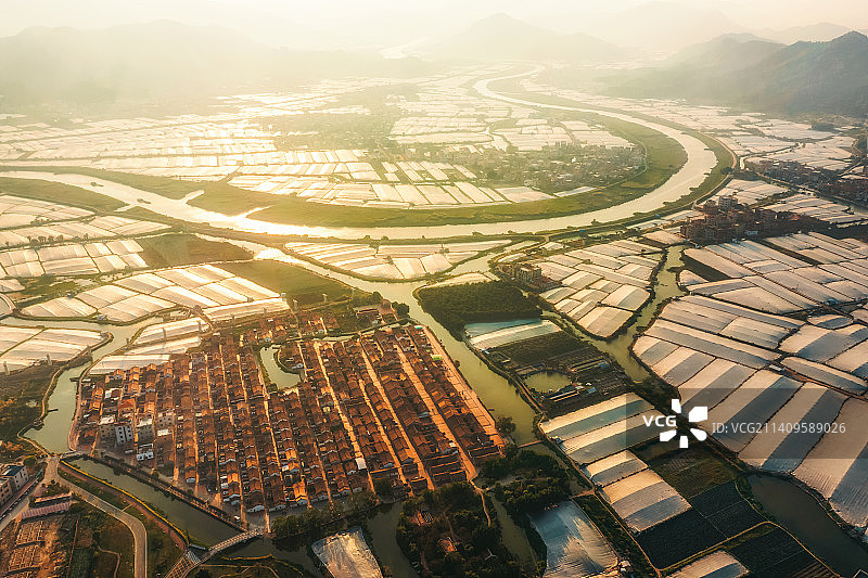 中国传统村落福建省漳州市龙海市龙海区埭美古村民居埭美水乡（闽南周庄）古厝燕尾脊春季黄昏时分户外航拍图片素材