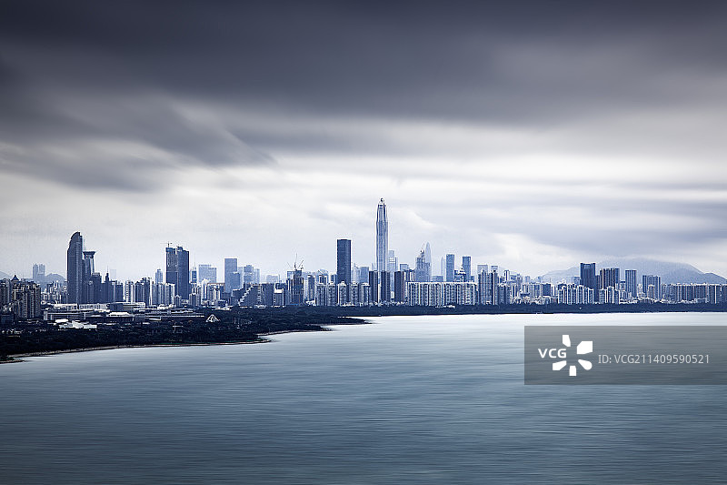 中国广东深圳湾阴天都市风光图片素材