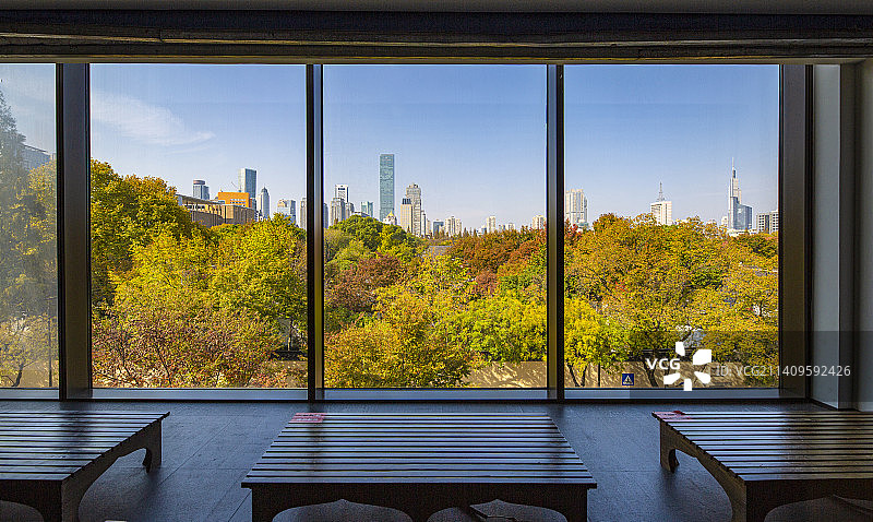 南京六朝博物馆二楼落地窗看城市天际线图片素材