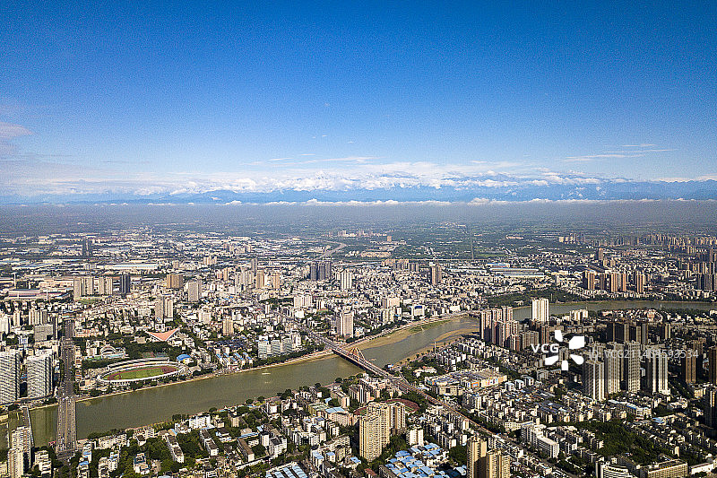 中国四川省德阳市天际线与龙门山脉图片素材