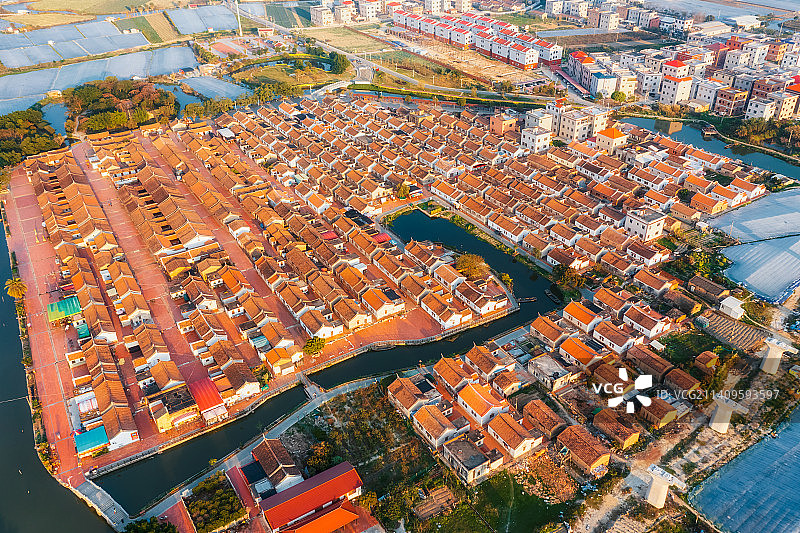中国传统村落福建省漳州市龙海市龙海区埭美古村民居埭美水乡（闽南周庄）古厝燕尾脊春季户外航拍鸟瞰图图片素材