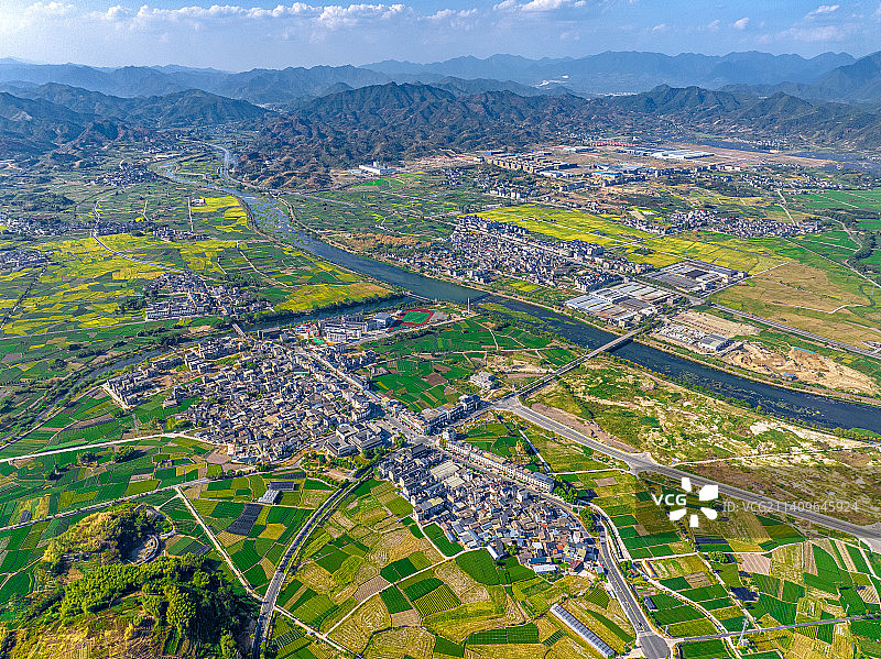 松阴溪流入松阳县 新兴镇 泉庄村 赤寿乡 松阴溪 江南公路 田园风情度假区 美丽乡村 稻田秋收图片素材