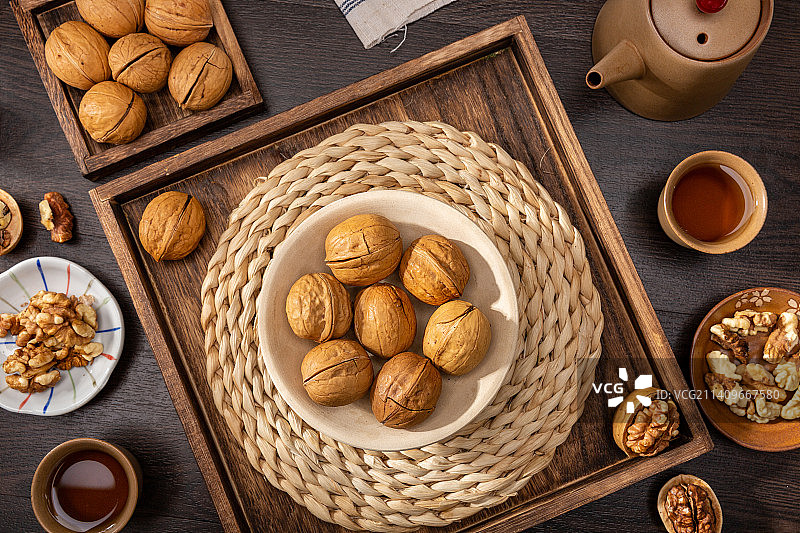 传统小碗里的坚果：咸味五香炒核桃图片素材