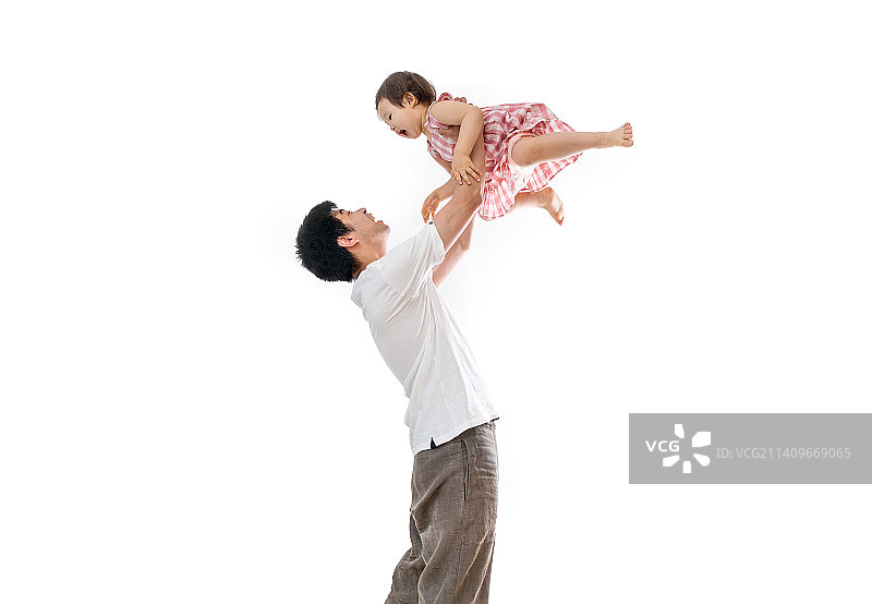 爸爸抱着小女孩飞起来图片素材