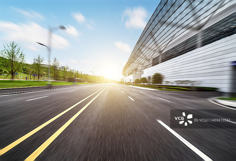 汽车广告背景图，公路和会展中心建筑图片素材