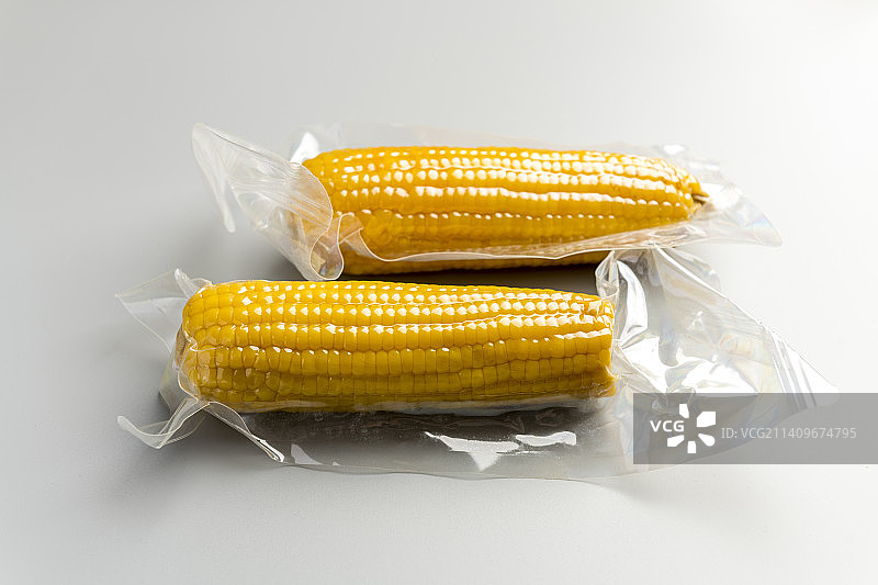 真空包装的玉米特写灰色背景图片素材