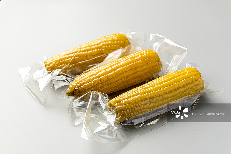 真空包装的玉米特写灰色背景图片素材