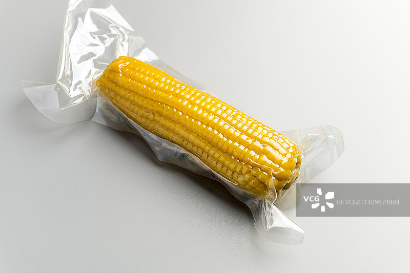 真空包装的玉米特写灰色背景图片素材