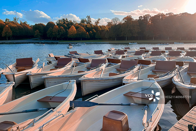 凡尔赛城堡公园湖中停泊的船只高角度视图图片素材