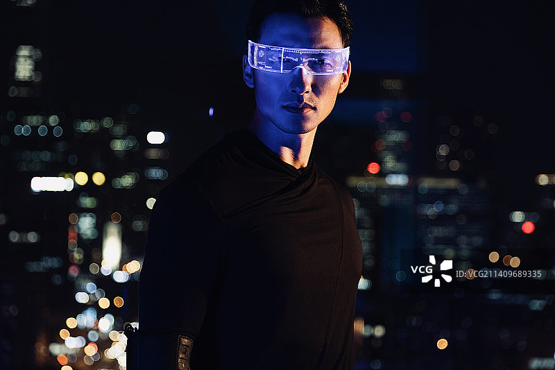 赛博朋克系列：夜晚未来男人戴着智能眼镜肖像图片素材