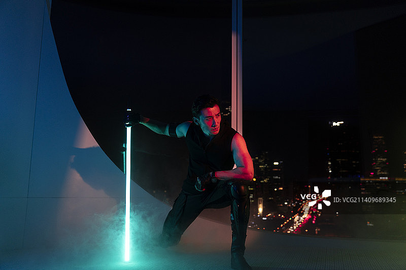 赛博朋克系列：未来男人拿着发光剑准备打斗图片素材