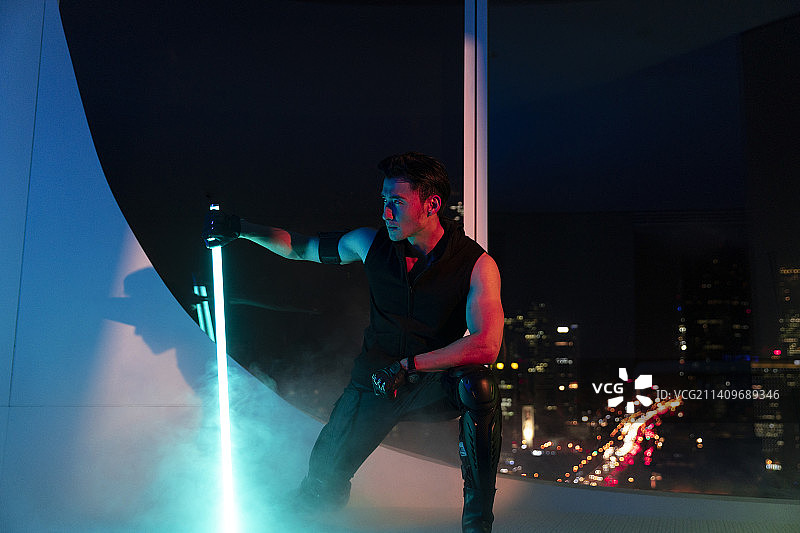 赛博朋克系列：未来男人拿着发光剑准备打斗图片素材