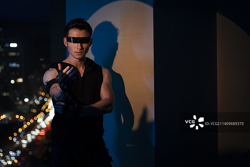 赛博朋克系列：未来男人练习中国功夫肖像图片素材