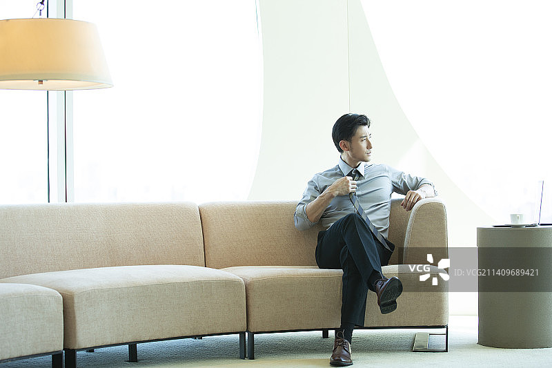 商务男子在酒店房间工作后休息放松看窗外风景图片素材