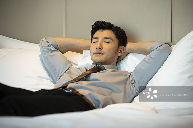 商务男子在酒店房间睡觉休息图片素材
