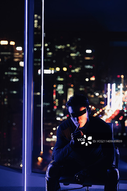 赛博朋克系列：未来男人戴着智能眼镜做无声手势图片素材