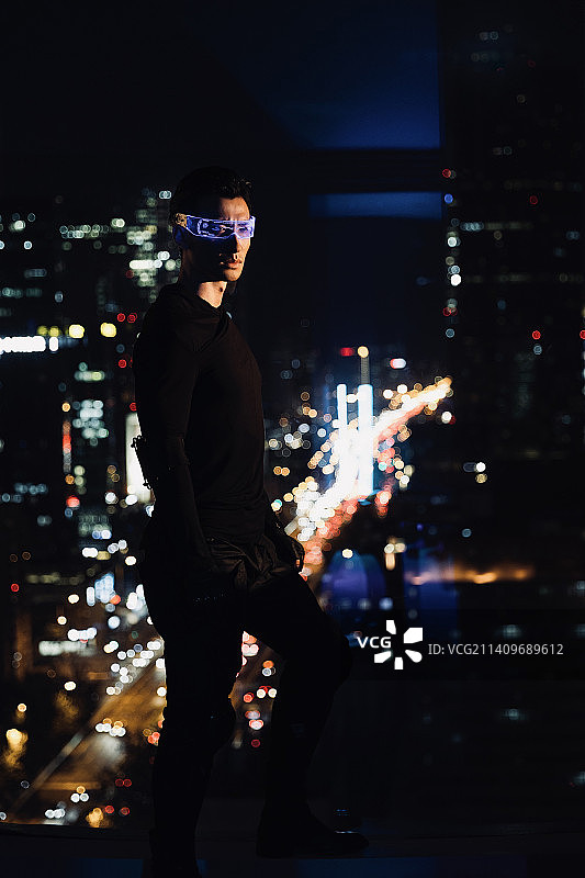 赛博朋克系列：夜晚未来男人戴着智能眼镜肖像图片素材