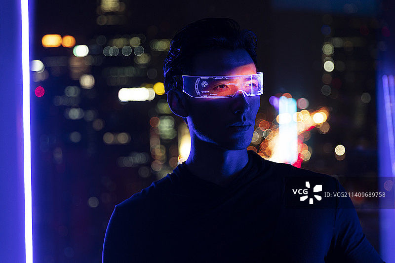 赛博朋克系列：夜晚未来男人戴着发光智能眼镜肖像图片素材