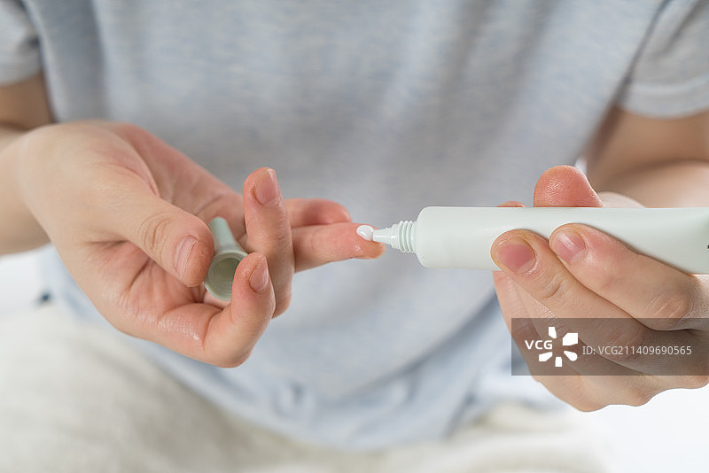 美女涂抹面霜图片素材